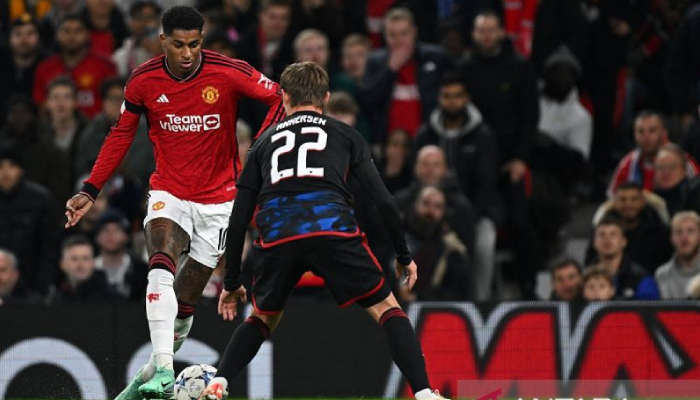 Striker Manchester United Marcus Rashford saat berduel dengan bek FC Copenhagen Peter Ankersen dalam pertandingan Grup A Liga Champions di Old Trafford, Manchester, Inggris, Selasa (24/10/2023).