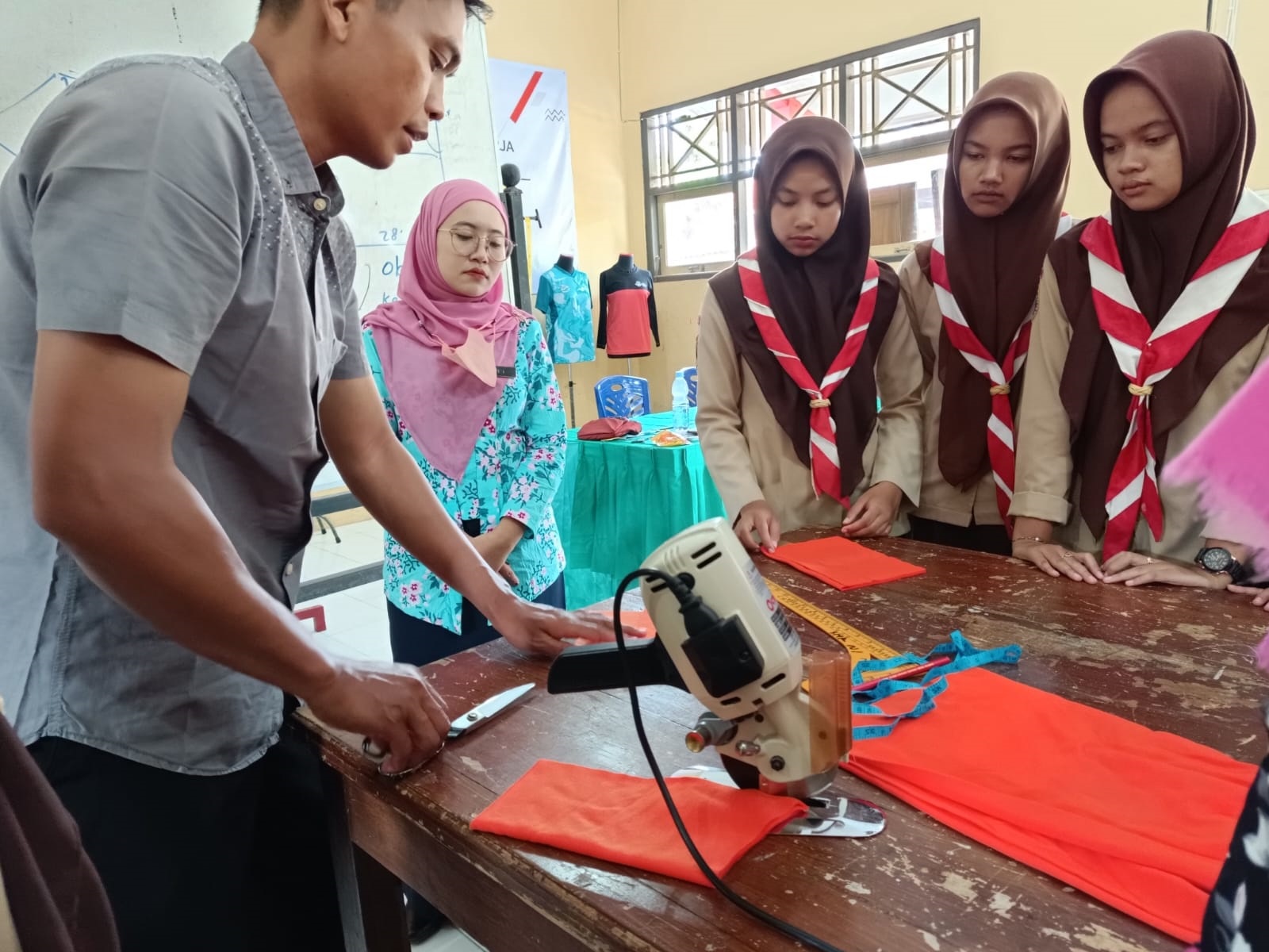Siswa SMKN 1 Sambirejo, Sragen praktik desain produksi busana di kelas. Mereka dibekali keterampilan siap kerja. (Ahmad Khairudin/Radar Solo)