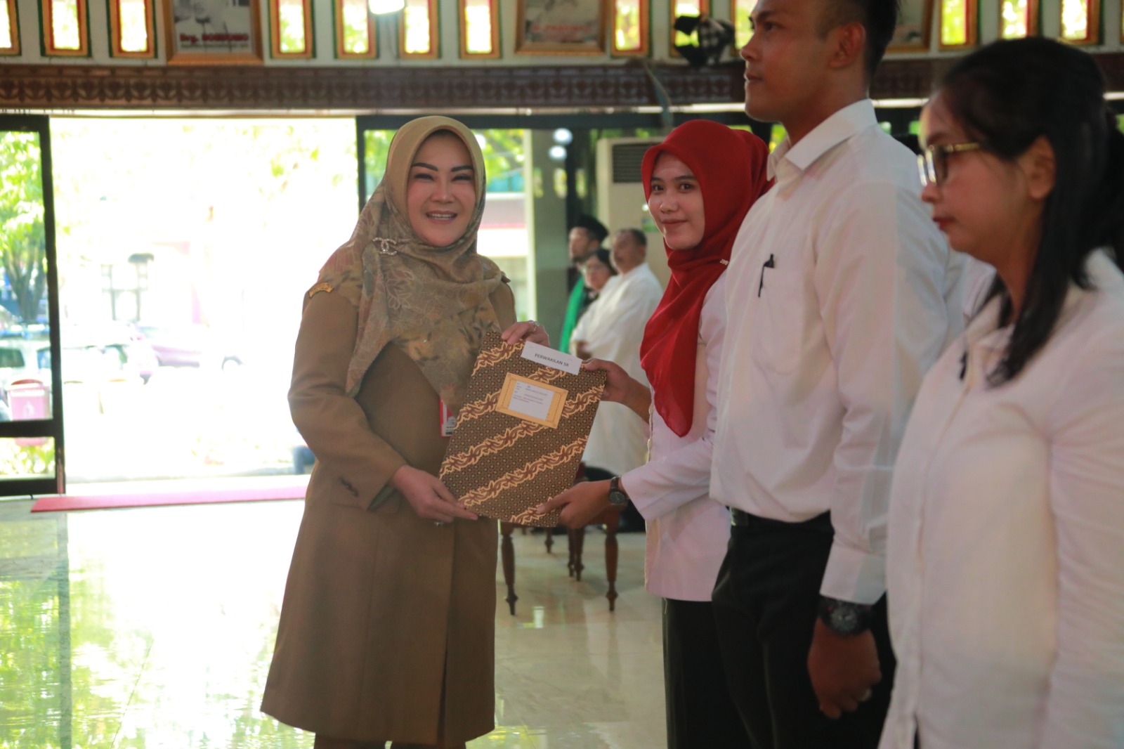 Bupati Klaten Sri Mulyani serahkan SK kepada PPPK formasi 2023. Mulai dari guru dan tenaga kesehatan. (Angga Purenda/Radar Solo)