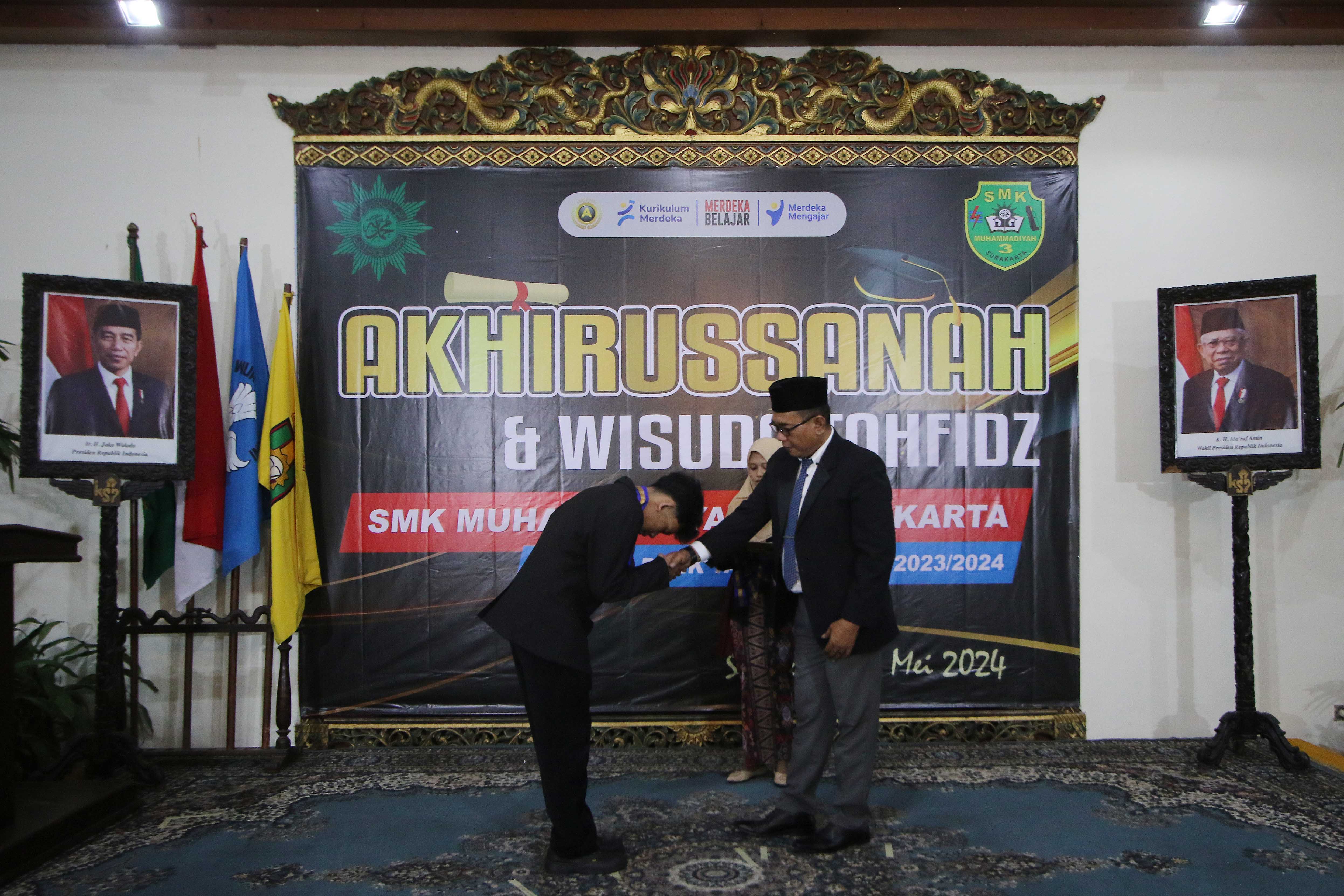 Kepala SMK Muhammadiyah 3 Surakarta bersama siswa saat akhirussanah di KSPH Solo, kemarin (6/5). (Arief Budiman/Radar Solo)