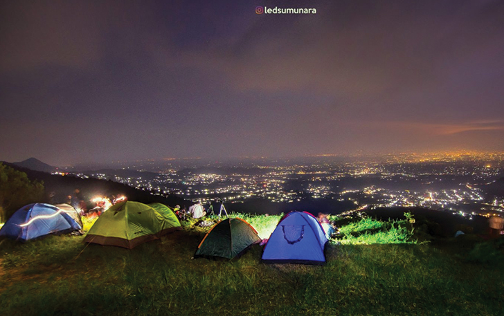 Suasana camping ground di Bukit Paralayang Kemuning, di Desa Segorogunung, Ngargoyoso, Karanganyar.