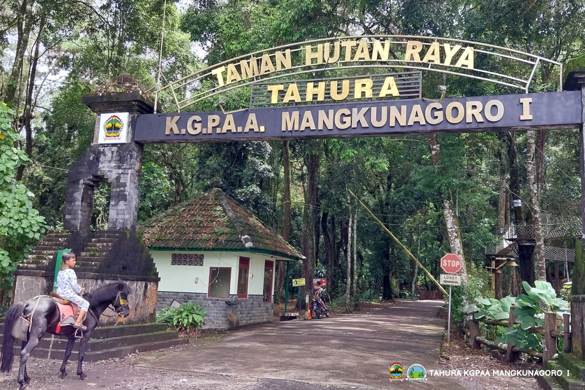 Gapura Kawasan Wisata Tahura KGPAA Mangkunagoro I di Ngargoyoso Karanganyar.