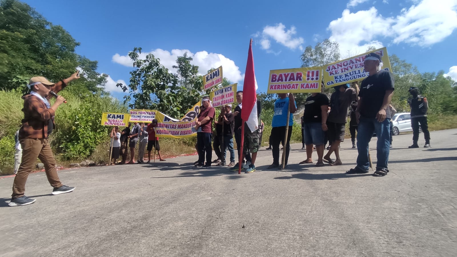 Unjuk rasa di akses masuk PT WMU Wuryantoro, Wonogiri, Selasa (7/5/2024).