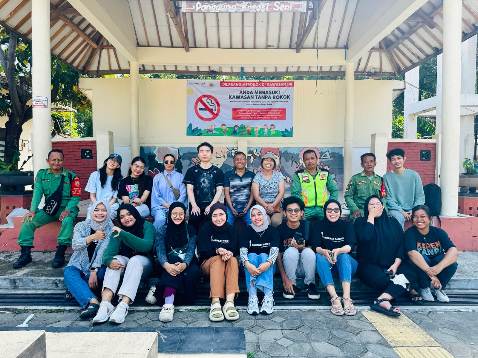 Aksi sosial  Forum Anak Solo bersama mahasiswa asing UCL di Taman Cerdas Jebres.