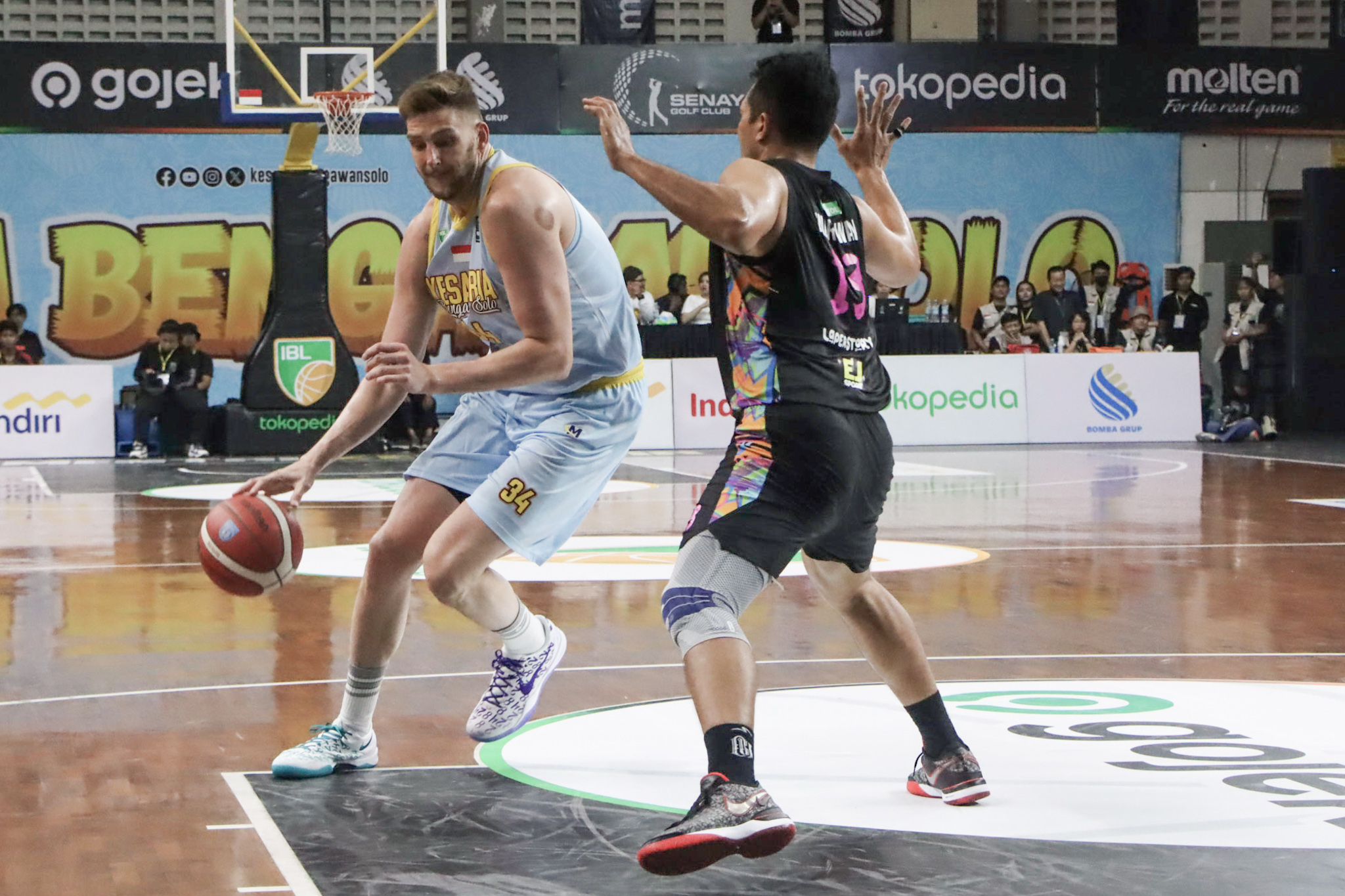 Bintang Kesatria Bengawan Solo C.J. Gettys dikawal ketat pemain lawan di laga lanjutan IBL, belum lama ini.