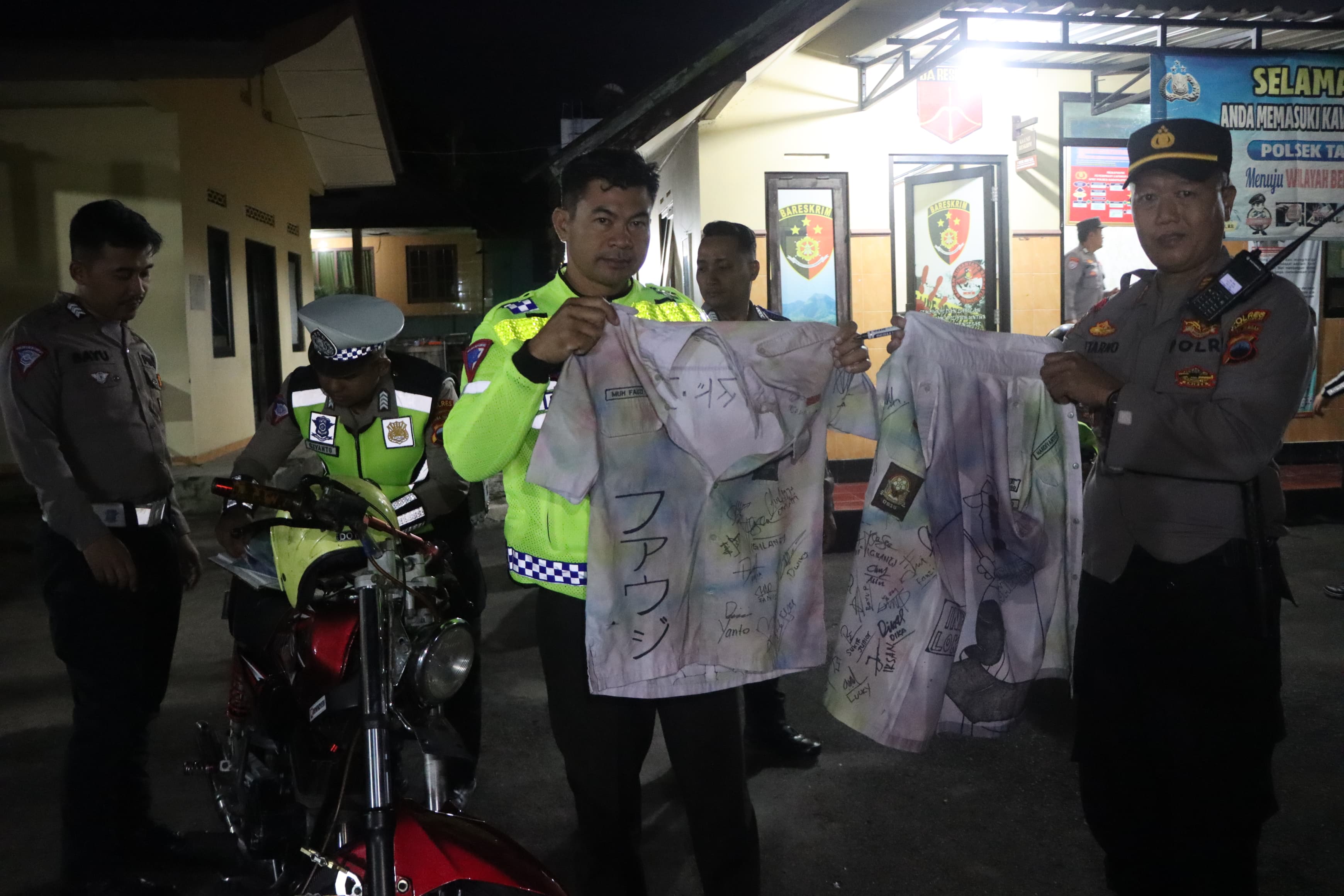 Polsek Tawangmangu bersama satlantas Polres Karanganyar mengamankan baju pelajar dan sepeda motor dengan knalpot brong di Tawangmangu. (Rudi Hartono/Radar Solo)