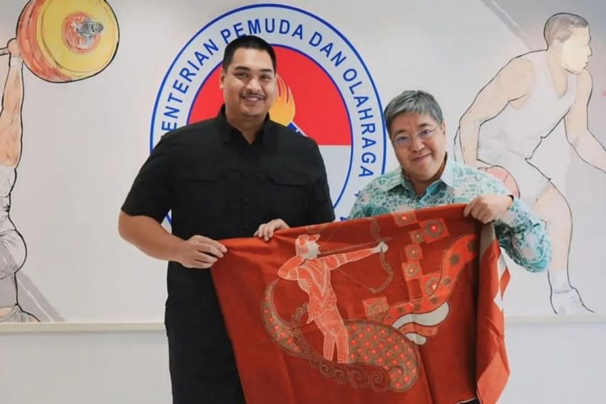 Menpora RI Dito Ariotedjo (kiri) bersama Duta Besar Jepang untuk Indonesia H.E Masaki Yashuhi (kanan) berpose bersama usai pertemuan di Kantor Kemenpora, Jakarta, Senin (6/5/2024).