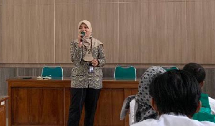 Kepala Bagian Mutu Layanan Kepesertaan BPJS Kesehatan Cabang Boyolali Sri Puji Astuti sosialisasikan Program JKN di Aula Kantor Kecamatan Klego, Boyolali.