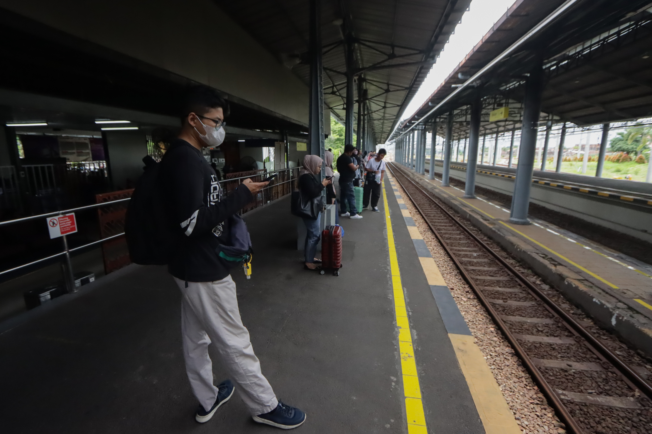 Penumpang bersiap naik KA di Stasiun Solobalapan