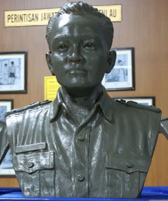 Patung Laksamana Muda Udara dr. Soehardi  Hardjoeloekito.
