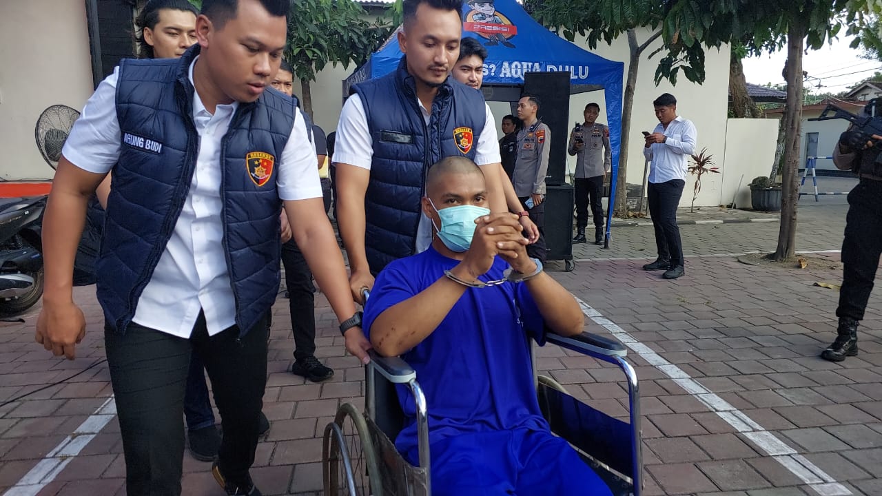 Irwan, warga Sumberlawang, Sragen tersangka pembunuhan Bayu Handono pengusaha tembaga di Boyolali memakai baju tahanan di Mapolres Boyolali, Selasa (7/5/2024)