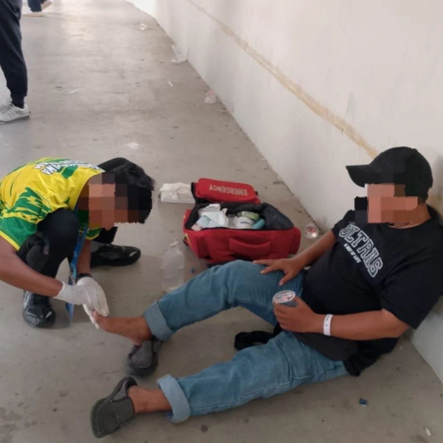 Personel Sambernyawa Rescue Team mengobati suporter yang butuh perawatan saat menonton laga Persis Solo di Stadion Manahan, belum lama ini.