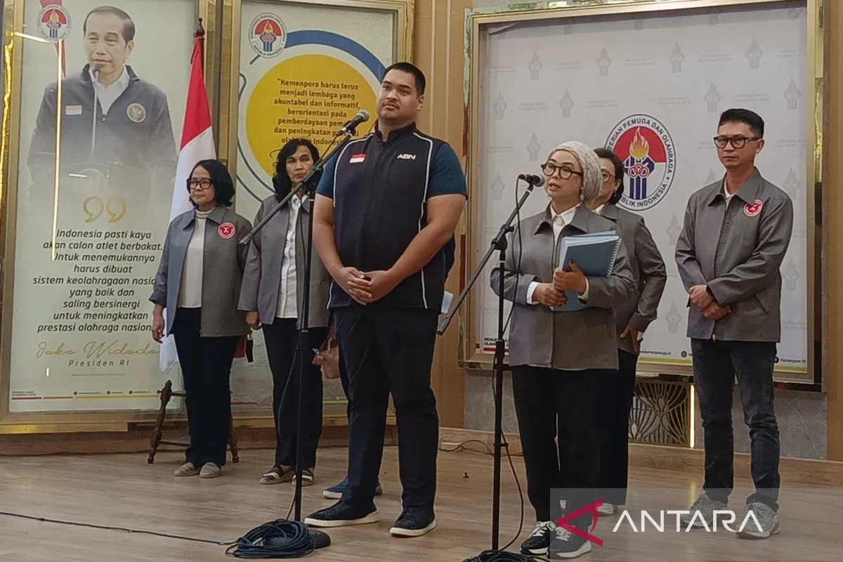 Menpora Dito Ariotedjo (ketiga kiri) menjawab pertanyaan wartawan di Media Center Kemenpora RI, Jakarta, Selasa (7/5/2024).