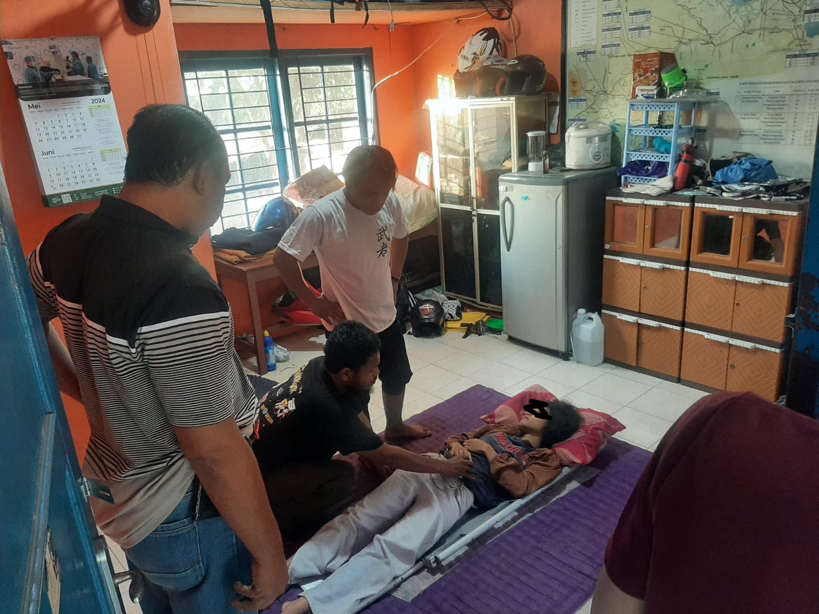 Relawan SAR memberikan pertolongan pertama kepada FH di Pos SAR Perum Jasa Tirta I kawasan Jembatan Jurug Solo, Rabu (8/5/2024).
