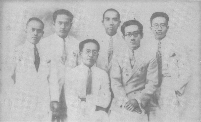 Satochid Kartanegara (berdiri tiga dari kiri) bersama teman-temannya setelah pulang dari Leiden, Belanda pada 1927.