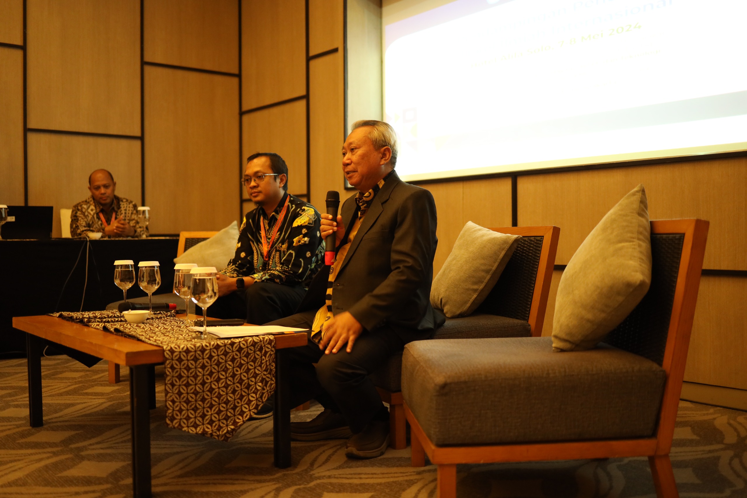 Rektor UMS Sofyan Anif dalam acara Pendampingan Penulisan Artikel Ilmiah Internasional