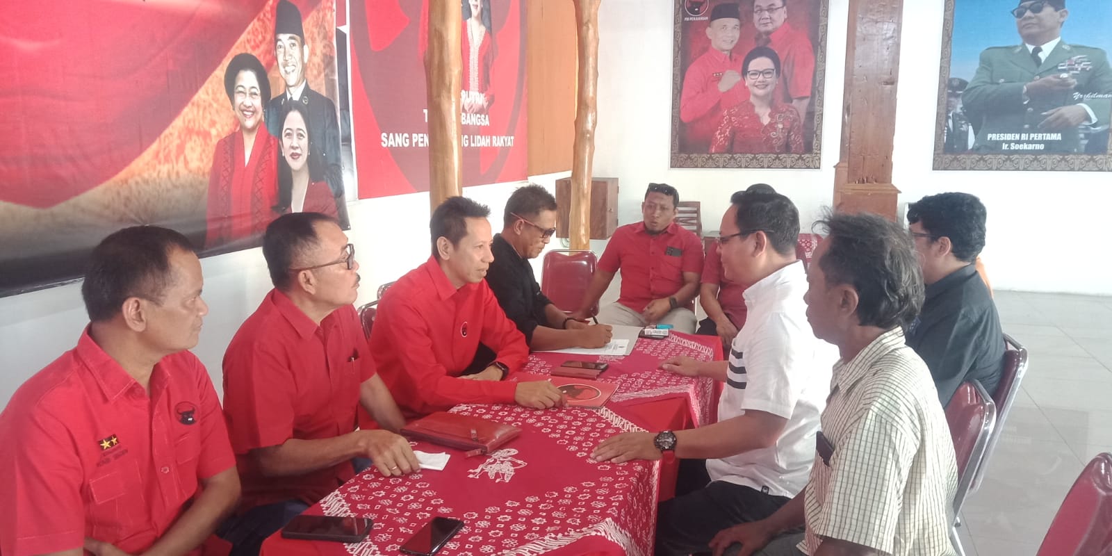 Perwakilan Untung Wibowo Sukowati mengambilkan formulif pendaftaran bakal calon bupati Sragen di DPC PDIP Sragen. (Ahmad Khairudin/Radar Solo)