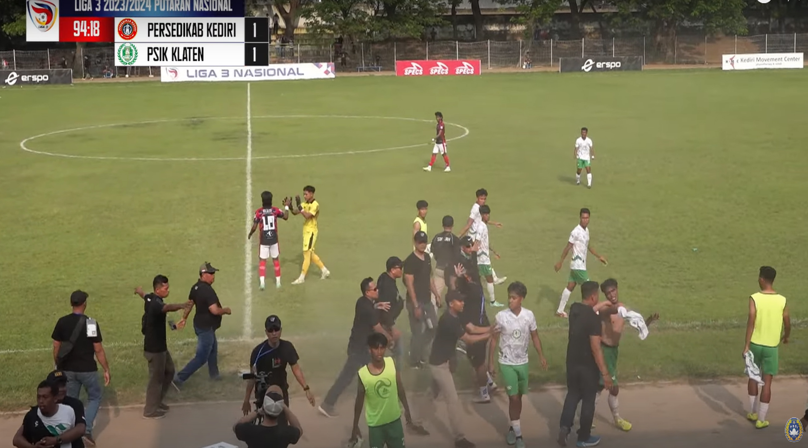 pemain PSIK Klaten mengejar wasit usai laga kontra Persedikab Kab. Kediri di Stadion Candra Bhirawa, Rabu sore (8/5/2024)