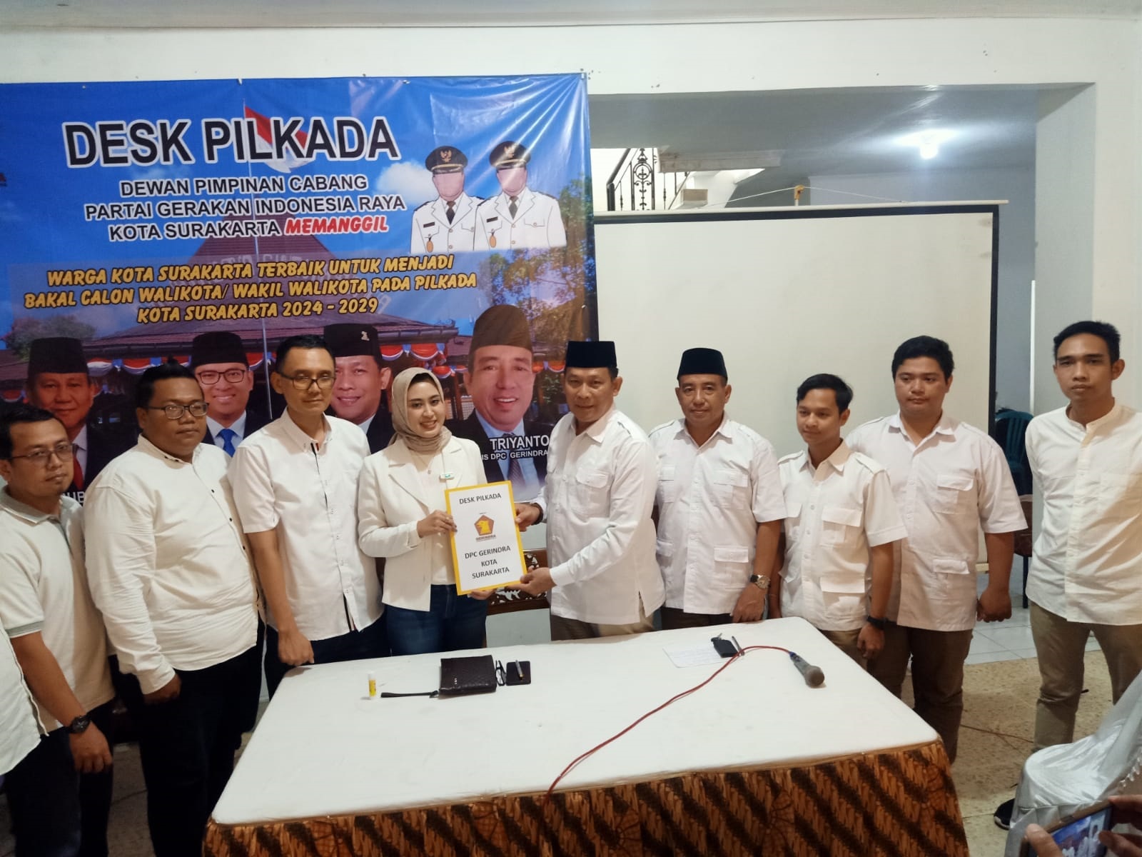 Rektor UNSA Astrid Widayani (tengah) mendaftarkan diri ikut Pilkada Solo lewat Partai Gerindra.&nbsp;