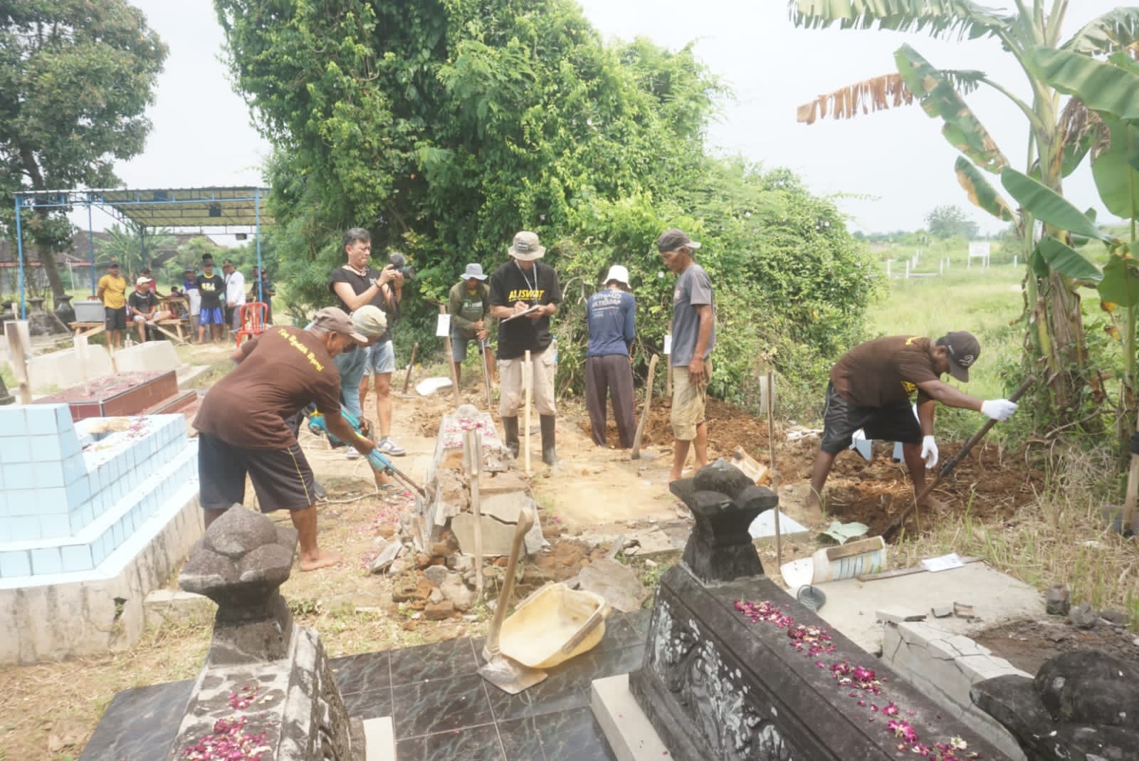 Pembongkaran makam terdampak tol Solo-Jogja di Kecamatan Polanharjo, Klaten. (Angga Purenda/Radar Solo)