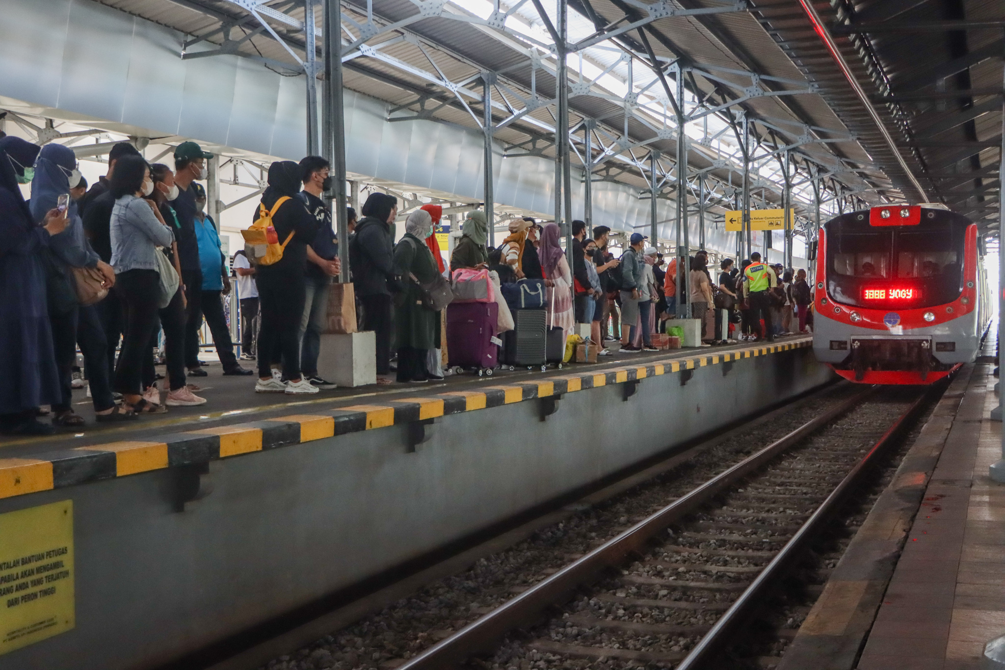 M IHSAN/RADAR SOLO  MULAI PADAT: Penumpang KRL naik dari Stasiun Solo Balapan