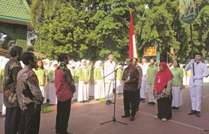 Plt Kepala SMAN 1 Surakarta Sukamto melepas siswa ke orang tua di halaman sekolah setempat, Rabu (8/5).