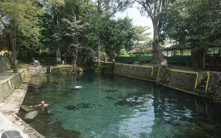 Suasana pemandian air alami di Umbul Tirto Pawitro Sari atau dikenal Umbul Gedaren, Kecamatan Jatinom, Klaten.