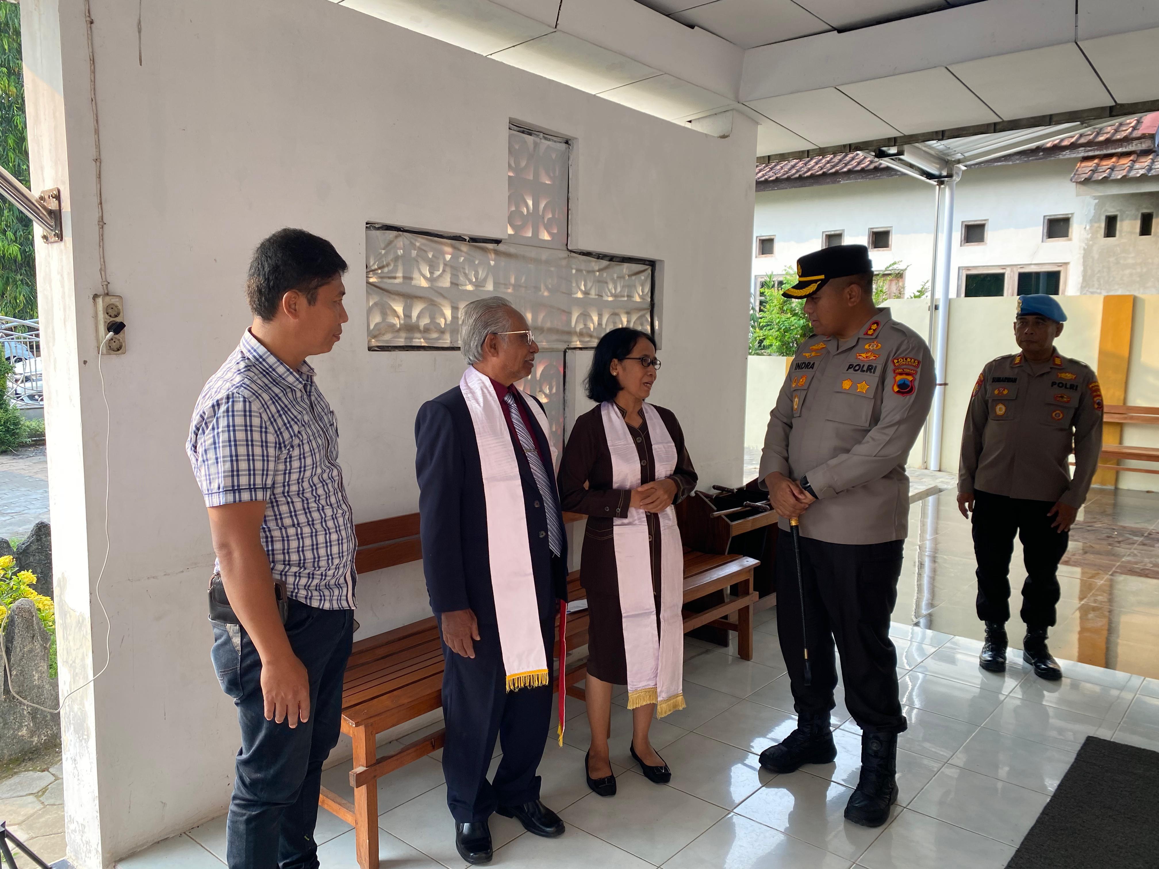 Kapolres Wonogiri AKBP Andi Muhammad Indra Waspada Amirullah mengecek salah satu gereja di Kabupaten Wonogiri, Kamis (9/5/2024).