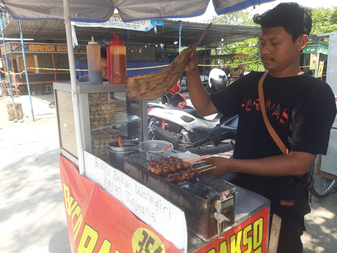 Luqman saat berjualan bakso bakar di pinggir jalan dari Selatan Bandara Adi Soemarmo Solo