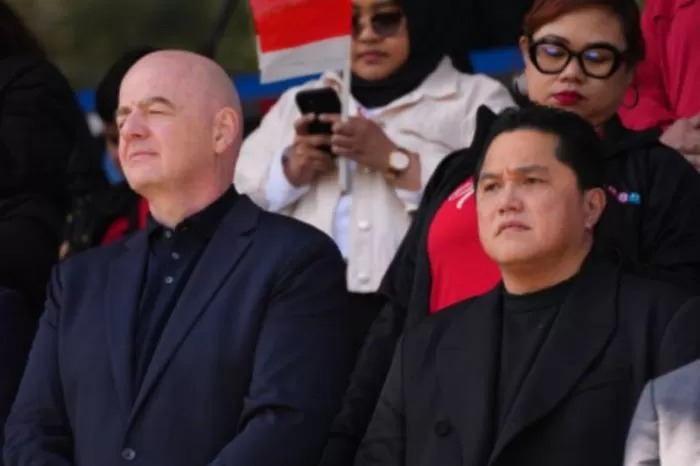 Presiden FIFA Gianni Infantino (kiri) bersama Ketua Umum PSSI Erick Thohir (kanan).