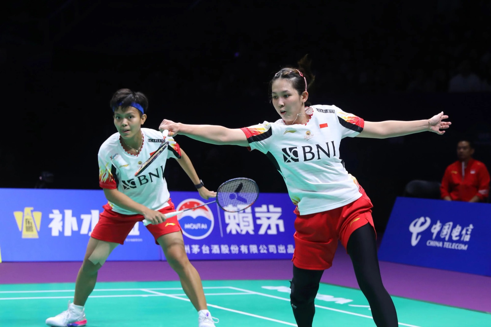Ribka Sugiarto (kanan) dan Siti Fadia di final Uber Cup di Chengdu, Tiongkok (5/5).