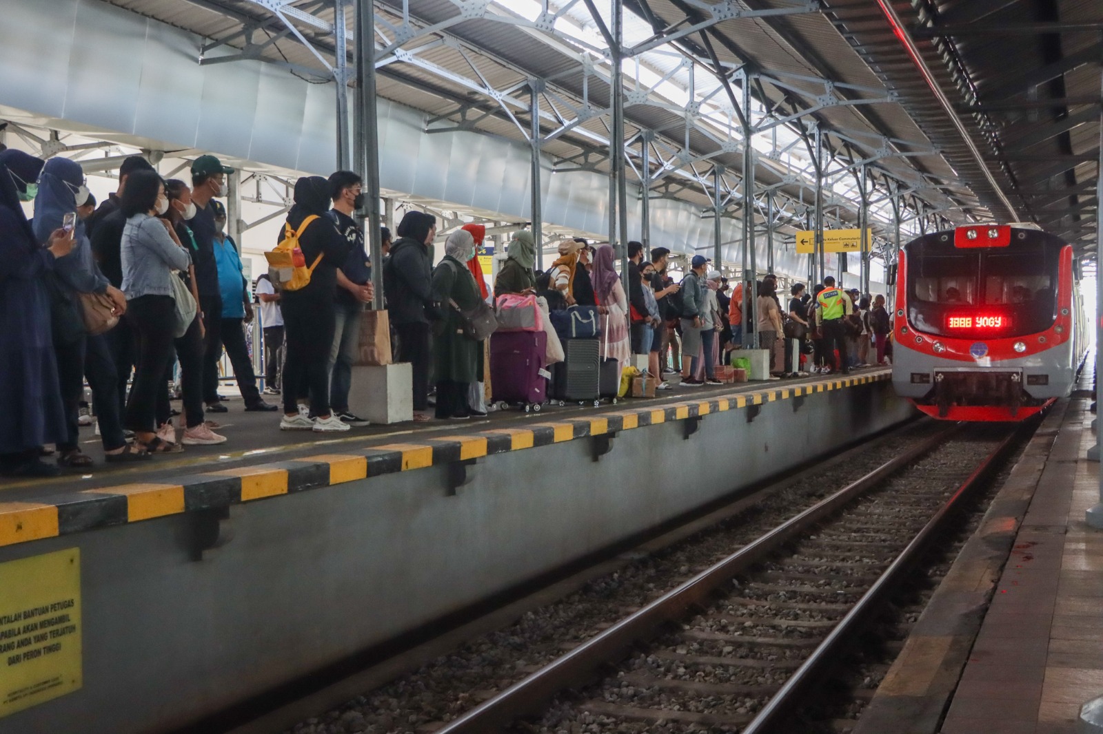 Penumpang KRL dari Stasiun Solo Balapan-Stasiun Tugu Jogja.