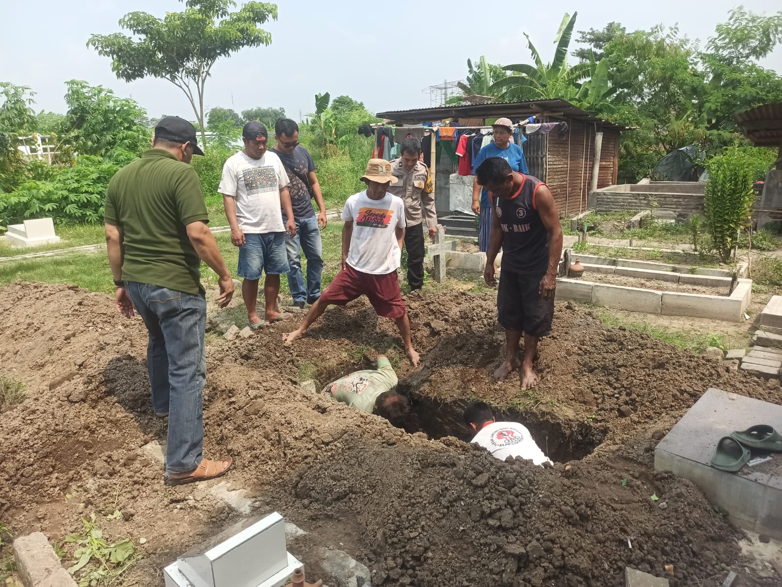 Pemakaman dua pengamen korban duel maut di Prambanan, Klaten. (DISSOS dan P3APPKB Klaten for Radar Solo)