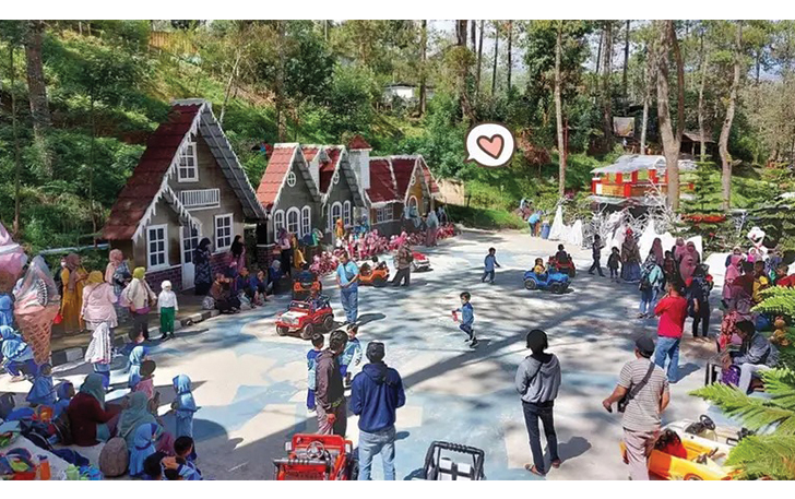 Suasana salah satu wahan di The Lawu Park, Tawanmangu, Karanganyar.