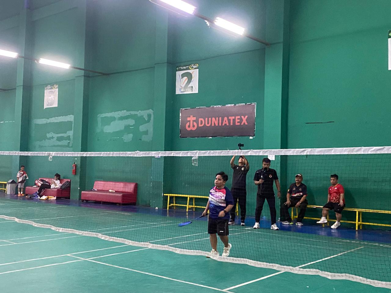 Atlet parq badminton Indonesia Rina Marlina tengah berlatih di HTC, belum lama ini.