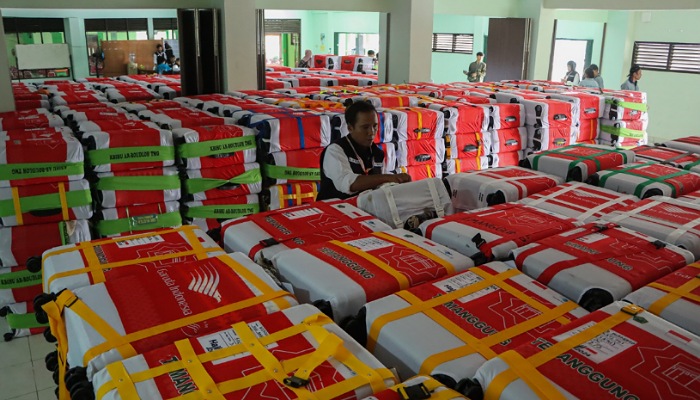 Petugas Embarkasi Solo menata koper milik calhaj. Calhaj dari Temanggung telah tiba di Asrama Haji Donohudan, Sabtu (11/5).