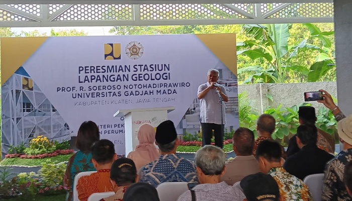 Menteri PUPR Basuki Hadimuljono saat meresmikan Stasiun Lapangan Geologi di Bayat, Klaten, Sabtu (11/5).
