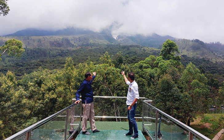 Wisatawan menikmati panorama alam Gunung Lawu dari 2020 MDPL Highest Cafe dan Resto di kawasan wisata Cemoro Kandang, Tawangmangu. Tampak terlihat Kawah Candradimuka dari balkon resto tersebut.