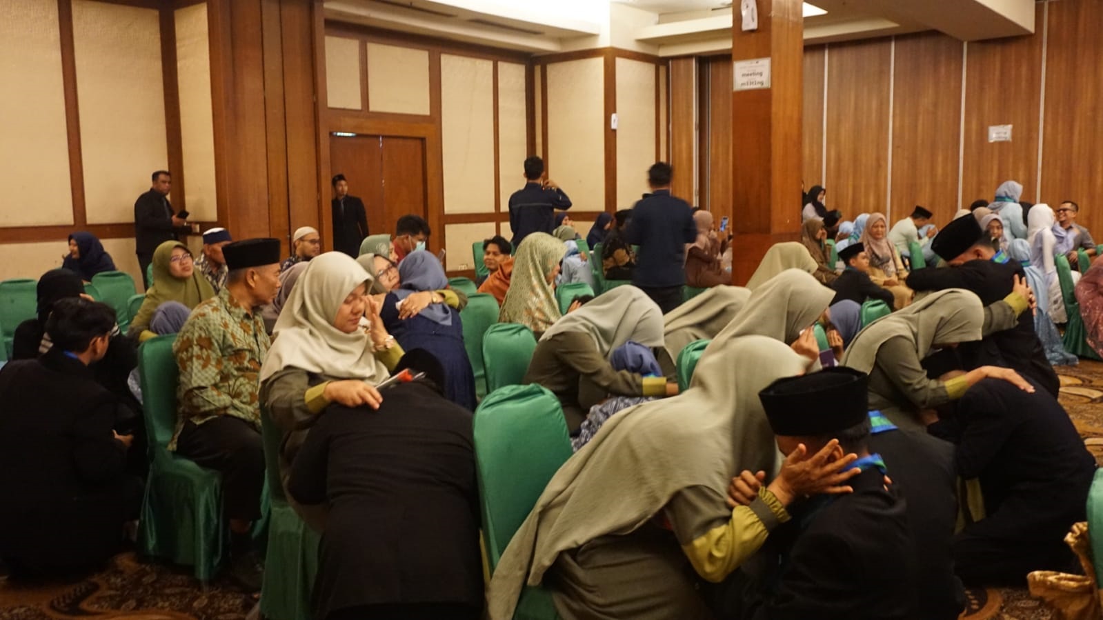 SMA Muhammadiyah Al Kautsar PK Kartasura Sukoharjo menggelar prosesi sungkeman saat acara akhirussanah di Hotel Lor In Solo, 11 Mei.