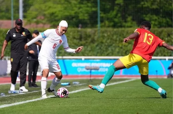 JEBOLAN TOULON CUP: Witan Sulaeman (kiri) yang sempat mengalami benturan keras di laga play-off Olimpiade Paris 2024 ternyata jebolan Toulon Cup 2017.