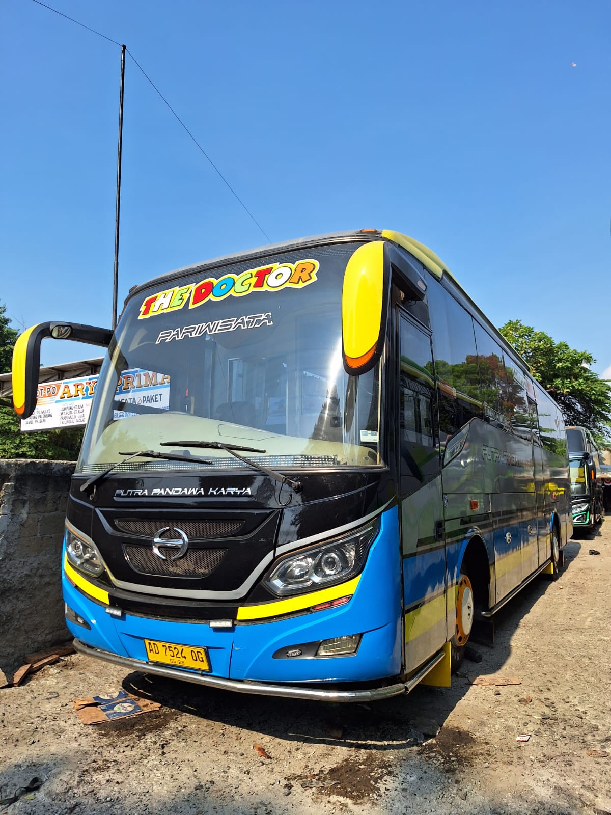 Bus Trans Putera Fajar yang semula merupakan armada AKDP trayek Solo-Wonogiri pada 2006.