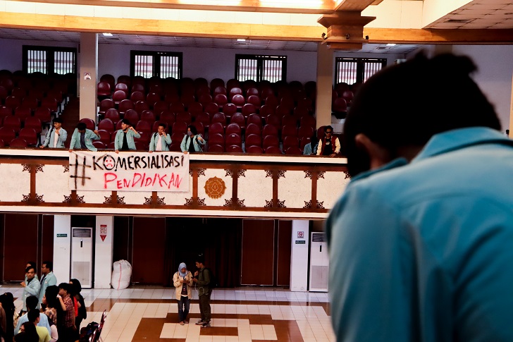 Mahasiswa UNS beraudiensi dengan jajaran rektorat terkait munculnya UKT kelompok IX, Senin (13/5/2024).