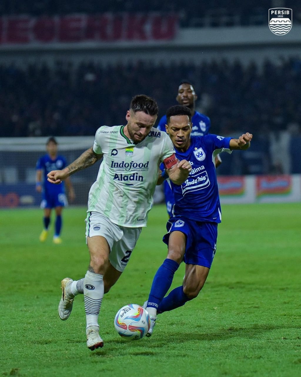 Bek PSIS Semarang Giovani (kanan) mengawal ketat pergerakan gelandang Persib Bandung Marc Klok.&nbsp;&nbsp;