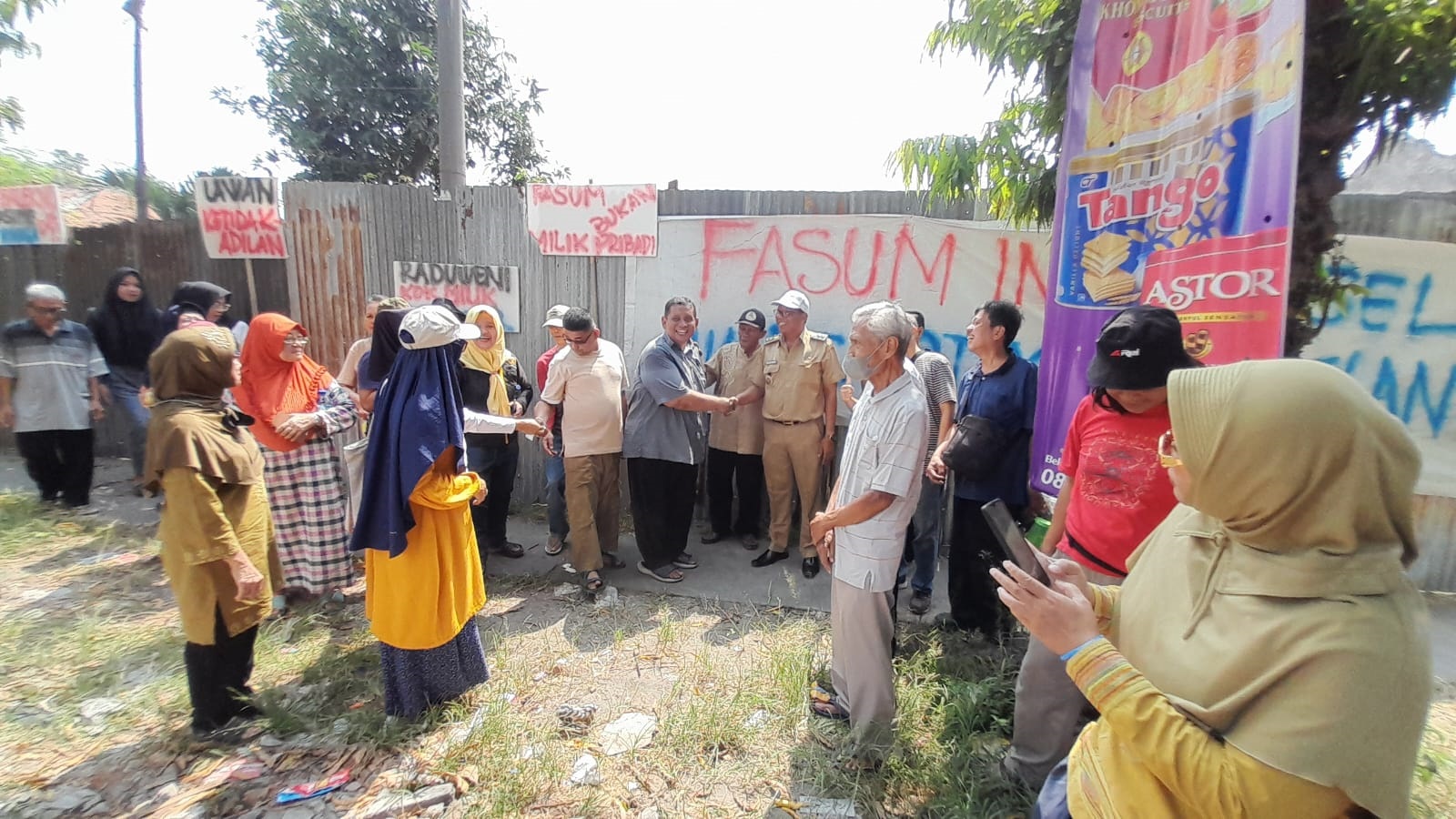 Warga Perumahan Bengawan Solo, Desa Pabelan, Kecamatam Kartasura, Sukoharjo menggelar aksi damai memprotes lahan fasum yang diserobot, Senin (13/5).
