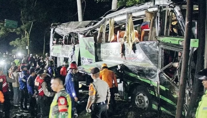 Petugas gabungan mengevakuasi bus Putera Fajar yang mengalami kecelakaan di Ciater, Kabupaten Subang, Sabtu (11/5).