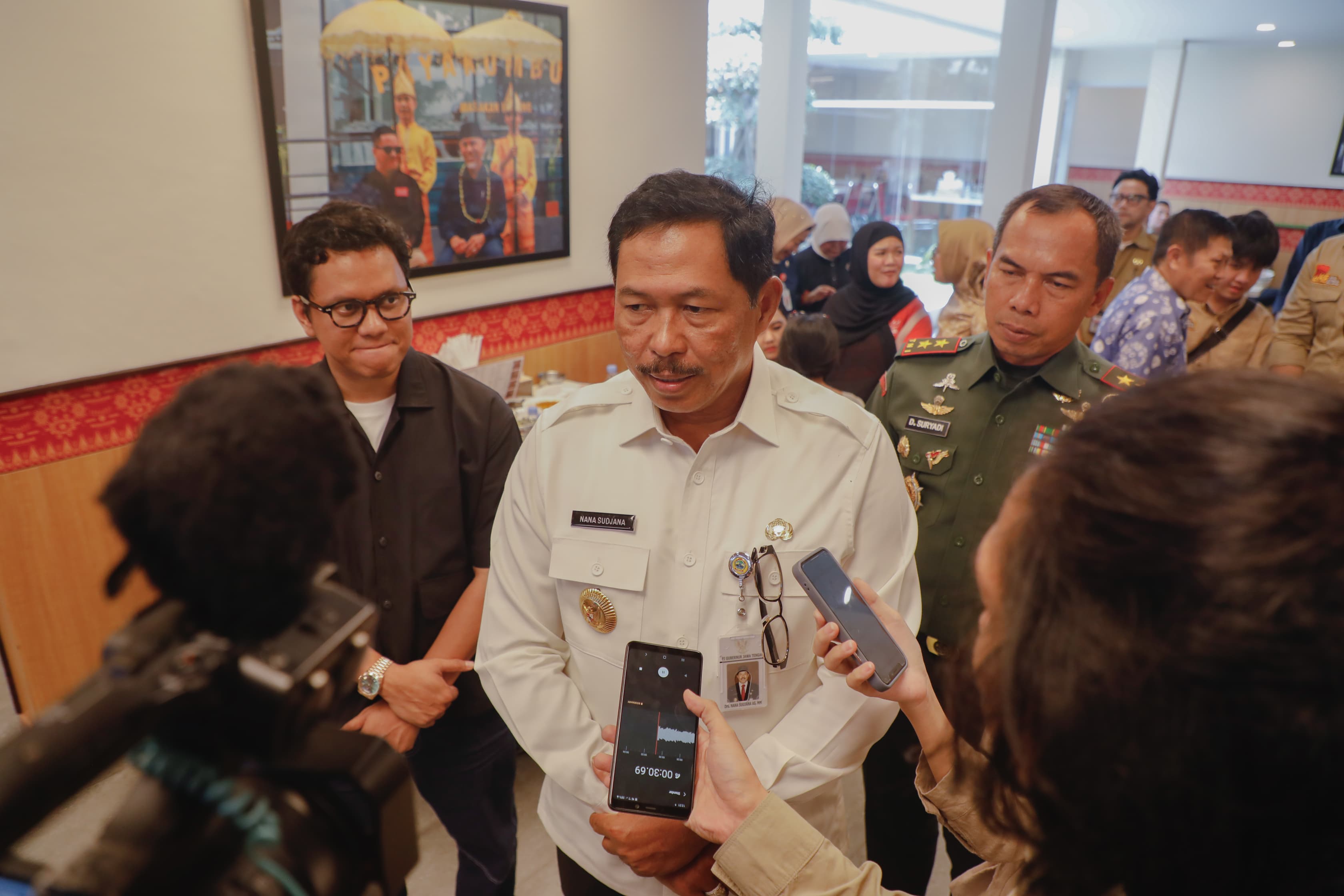 Pj Gubernur Jateng Nana Sudjana beri keterangan terkait investasi di sela meresmikan Rumah Makan Padang Payakumbuah di Kota Semarang, Senin (13/5/2024).