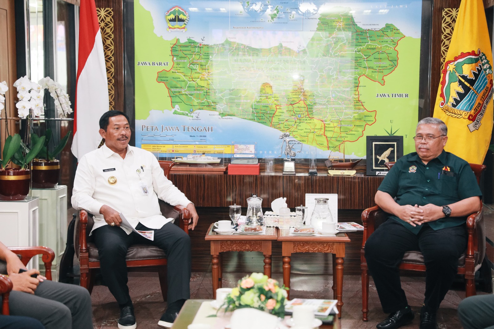 Pj Gubernur Jateng Nana Sudjana (kiri) bertemu Ketua KONI Jateng Bona Ventura Sulistiana matangkan persiapan PON Aceh-Sumut, Selasa (14/5/2024).