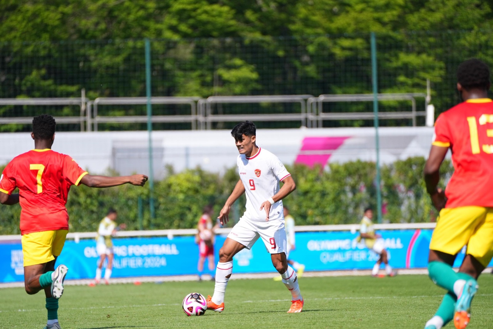 Ramadhan Sananta bermain bersama timnas U-23 melawan Guinea di Paris, Prancis.