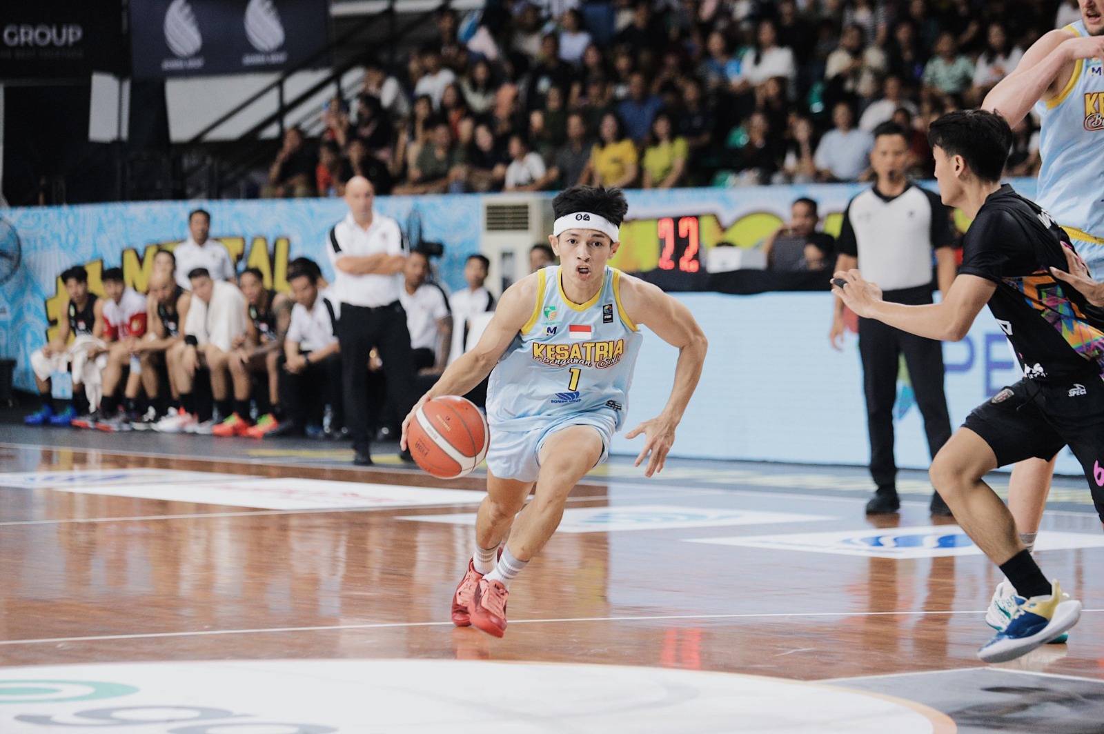 Bintang Kesatria Bengawan Solo Samuel Devin saat terjun di IBL.