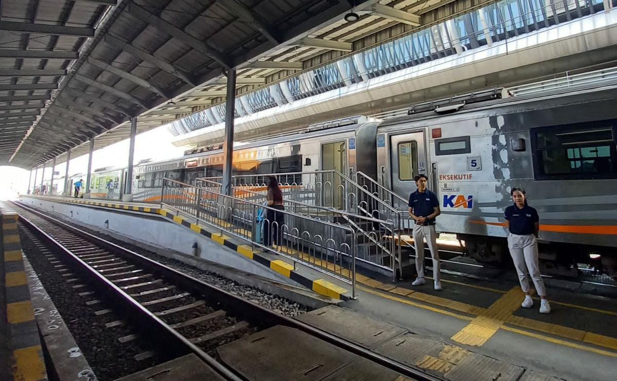 KA Manaham yang manunggu penumpang di Stasiun Solo Balapan.